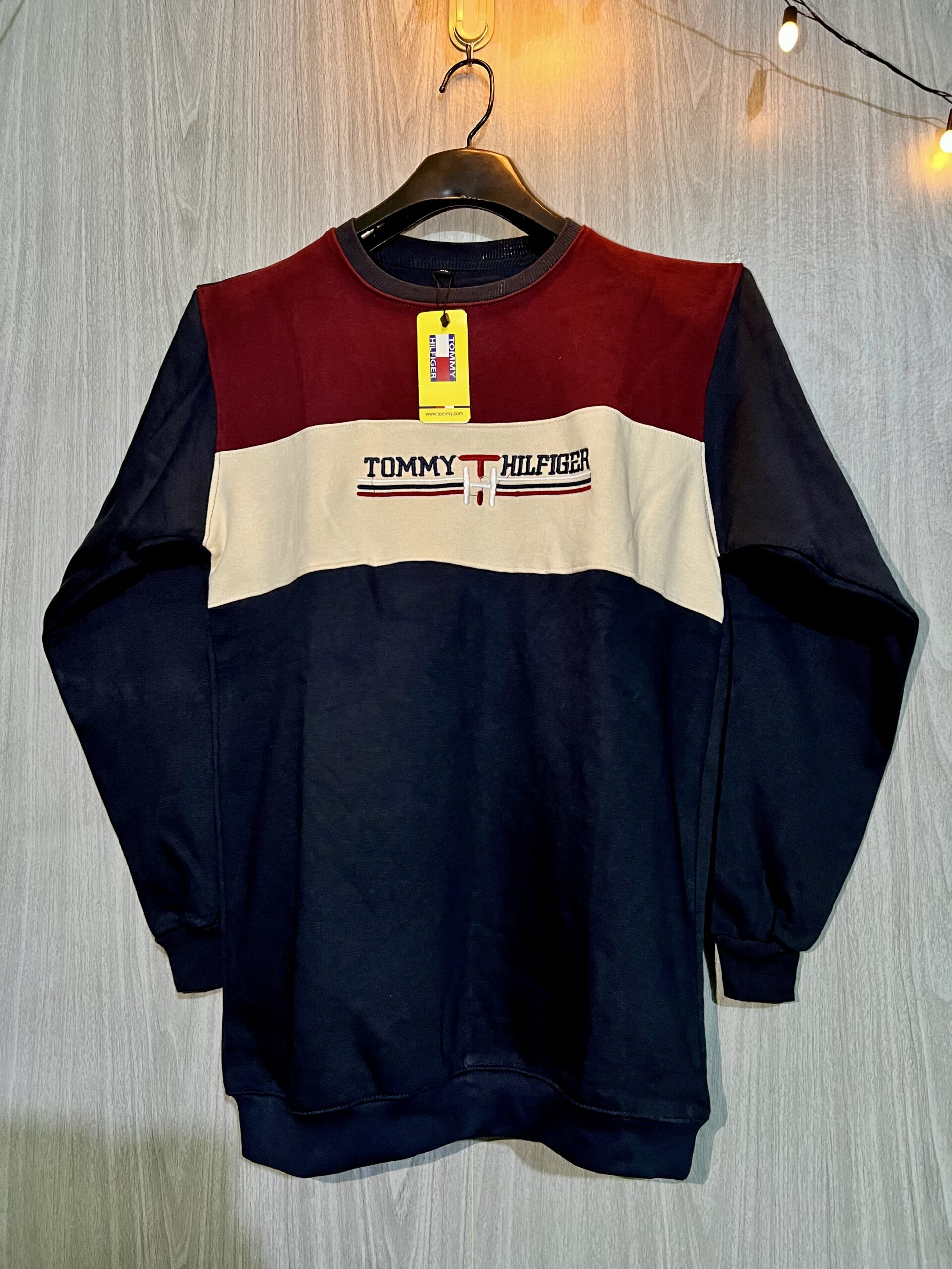 Tommy Hilfiger প্রিমিয়াম সুয়েটশার্ট – আরামদায়ক ও স্টাইলিশ ডিজাইন - Image 2